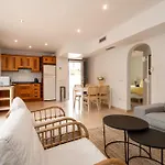 בית נופש Charming Two Bedroom House Close To The Sea *