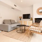 בית נופש Charming Two Bedroom House Close To The Sea
