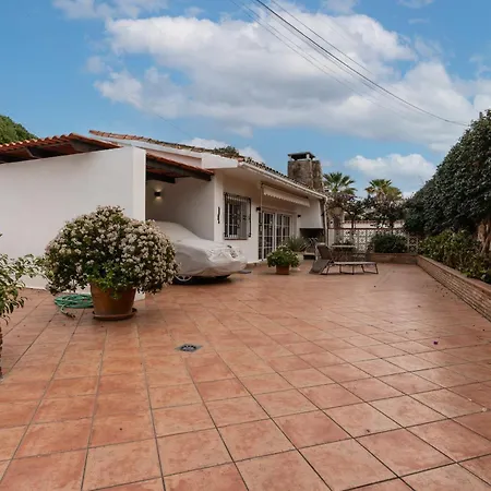 Vakantiehuis Charming Two Bedroom House Close To The Sea *