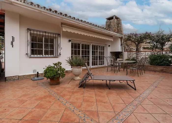 Vakantiehuis Charming Two Bedroom House Close To The Sea *