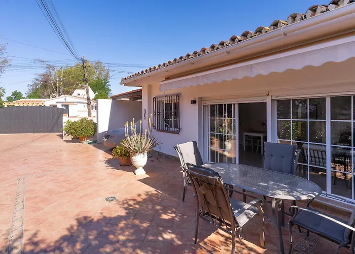 Vakantiehuis Charming Two Bedroom House Close To The Sea *