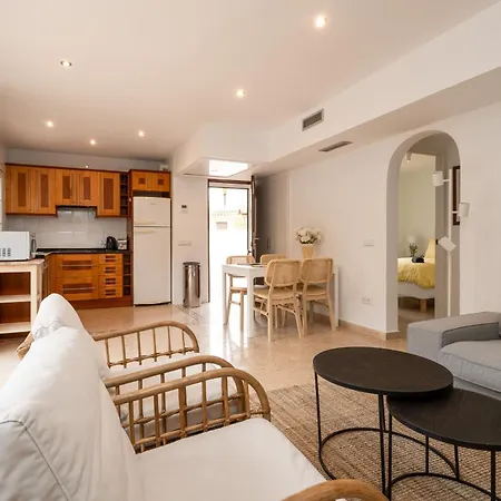 別荘 Charming Two Bedroom House Close To The Sea *