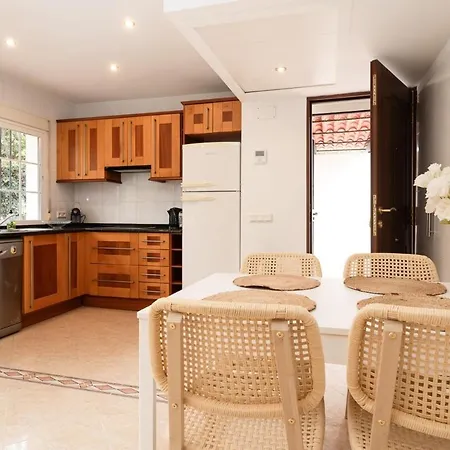 Holiday home Charming Two Bedroom House Close To The Sea