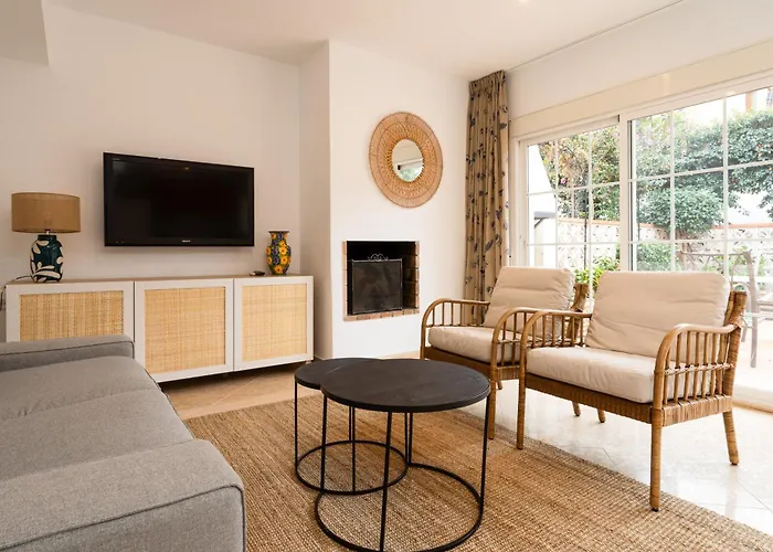 بيت للعطل Charming Two Bedroom House Close To The Sea *