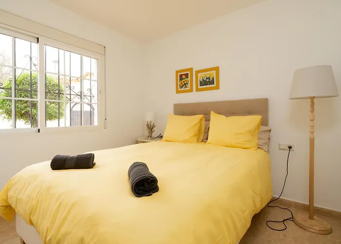 Charming Two Bedroom House Close To The Sea بيت للعطل ماربيا