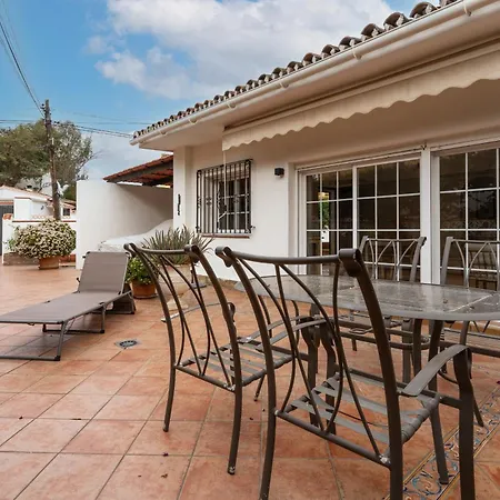 Charming Two Bedroom House Close To The Sea *