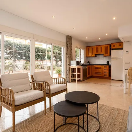 Charming Two Bedroom House Close To The Sea Feriehus