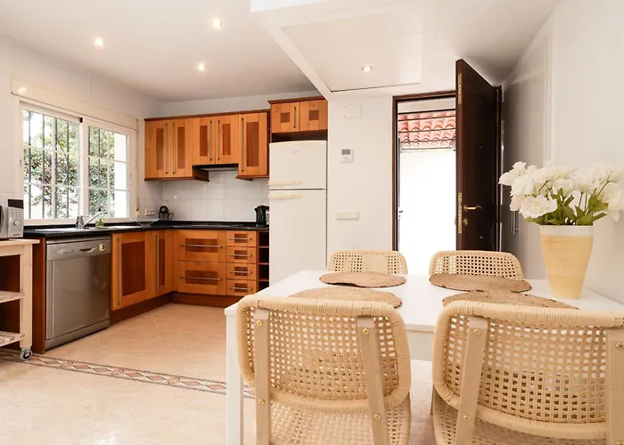 Charming Two Bedroom House Close To The Sea *